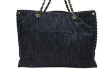 Load image into Gallery viewer, CHANEL シャネル チェーントートバッグ A31932 10番台 夜間飛行 刺繍 ココマーク デニム エンブロイダリー 美品 中古 4b006965
