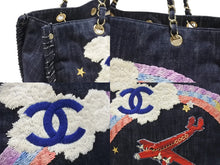 Load image into Gallery viewer, CHANEL シャネル チェーントートバッグ A31932 10番台 夜間飛行 刺繍 ココマーク デニム エンブロイダリー 美品 中古 4b006965