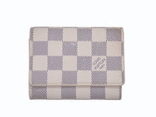 Load image into Gallery viewer, LOUIS VUITTON ルイヴィトン ダミエアズール アンヴェロップ カルト ドゥ ヴィジット 名刺入れ N61746 ホワイト 美品 中古 4b006996