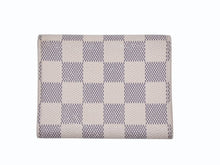 Load image into Gallery viewer, LOUIS VUITTON ルイヴィトン ダミエアズール アンヴェロップ カルト ドゥ ヴィジット 名刺入れ N61746 ホワイト 美品 中古 4b006996