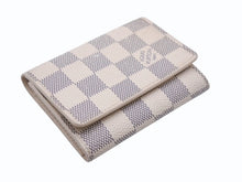 Load image into Gallery viewer, LOUIS VUITTON ルイヴィトン ダミエアズール アンヴェロップ カルト ドゥ ヴィジット 名刺入れ N61746 ホワイト 美品 中古 4b006996