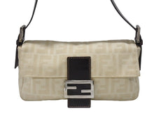 Load image into Gallery viewer, FENDI フェンディ マンマバケット ワンショルダーバッグ 26424 ズッキーノ柄 キャンバス レザー ベージュ シルバー金具 美品 中古 4b007137
