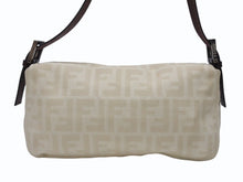 Load image into Gallery viewer, FENDI フェンディ マンマバケット ワンショルダーバッグ 26424 ズッキーノ柄 キャンバス レザー ベージュ シルバー金具 美品 中古 4b007137
