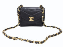 Load image into Gallery viewer, 極美品 CHANEL シャネル Vステッチ チェーンショルダーバッグ 3番台 AO1115 キャビアスキン ココマーク ブラック ゴールド金具 中古 4b007195