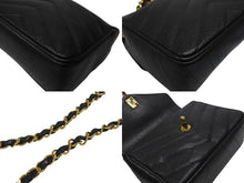 Load image into Gallery viewer, 極美品 CHANEL シャネル Vステッチ チェーンショルダーバッグ 3番台 AO1115 キャビアスキン ココマーク ブラック ゴールド金具 中古 4b007195