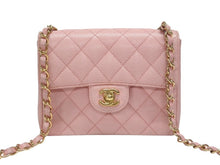 Load image into Gallery viewer, 極美品 CHANEL シャネル ミニマトラッセ チェーンショルダーバッグ ココマーク 7番台 キャビアスキン ピンク ゴールド金具 中古 4b007196