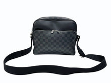 Load image into Gallery viewer, 極美品 LOUIS VUITTON ルイヴィトン ダミエグラフィット デイトンPM N41408 ショルダーバッグ ブラック シルバー金具 中古 4b007219