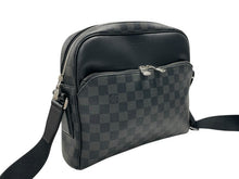 Load image into Gallery viewer, 極美品 LOUIS VUITTON ルイヴィトン ダミエグラフィット デイトンPM N41408 ショルダーバッグ ブラック シルバー金具 中古 4b007219