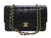 Load image into Gallery viewer, 極美品 CHANEL シャネル マトラッセ25 Wフラップ Wチェーンショルダーバッグ 0番台 ラムスキン ココマーク ブラック ゴールド金具 中古 4b007231