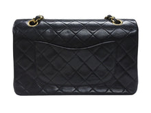 Load image into Gallery viewer, 極美品 CHANEL シャネル マトラッセ25 Wフラップ Wチェーンショルダーバッグ 0番台 ラムスキン ココマーク ブラック ゴールド金具 中古 4b007231