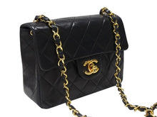 Load image into Gallery viewer, 極美品 CHANEL シャネル ミニマトラッセ17 Sフラップ Sチェーンショルダーバッグ 0番台 ラムスキン ココマーク ブラック ゴールド金具 中古 4b007233