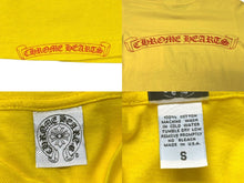 Load image into Gallery viewer, CHROME HEARTS クロムハーツ スクロールラベルロゴ 半袖Tシャツ サイズS プリント イエロー レッド 美品 中古 4b007266