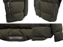 Load image into Gallery viewer, 極美品 CHROME HEARTS クロムハーツ STIFF FBRC スティッフ ファブリックダウンジャケット サイズXL クロスボールボタン カーキ 中古 4b007298