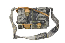 Load image into Gallery viewer, 極美品 LOUISVUITTON ルイヴィトン パッチワーク ポスティ メッセンジャーバッグ M95375 モノグラムデニム グレー 中古 4b007347