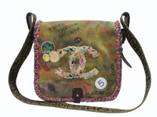Load image into Gallery viewer, 極美品 CHANEL シャネル エンブロイダリー グラフィティ ショルダーバッグ A92789 ココマーク 20番台 カーキ 中古 4b007352