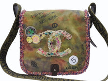 Load image into Gallery viewer, 極美品 CHANEL シャネル エンブロイダリー グラフィティ ショルダーバッグ A92789 ココマーク 20番台 カーキ 中古 4b007352