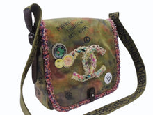 Load image into Gallery viewer, 極美品 CHANEL シャネル エンブロイダリー グラフィティ ショルダーバッグ A92789 ココマーク 20番台 カーキ 中古 4b007352