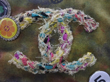 Load image into Gallery viewer, 極美品 CHANEL シャネル エンブロイダリー グラフィティ ショルダーバッグ A92789 ココマーク 20番台 カーキ 中古 4b007352