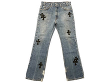 Load image into Gallery viewer, 極美品 CHROME HEARTS クロムハーツ LEVI&#39;S 517 リーバイス 517 セメタリークロスパッチデニム ジーンズ サイズ32 15パッチ 中古 4b007406
