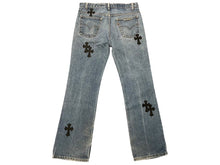 Load image into Gallery viewer, 極美品 CHROME HEARTS クロムハーツ LEVI&#39;S 517 リーバイス 517 セメタリークロスパッチデニム ジーンズ サイズ32 15パッチ 中古 4b007406
