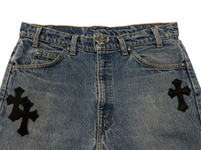 Load image into Gallery viewer, 極美品 CHROME HEARTS クロムハーツ LEVI&#39;S 517 リーバイス 517 セメタリークロスパッチデニム ジーンズ サイズ32 15パッチ 中古 4b007406