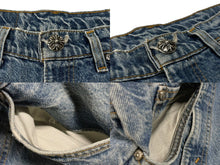 Load image into Gallery viewer, 極美品 CHROME HEARTS クロムハーツ LEVI&#39;S 517 リーバイス 517 セメタリークロスパッチデニム ジーンズ サイズ32 15パッチ 中古 4b007406