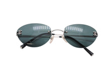 Load image into Gallery viewer, CHANEL シャネル ヴィンテージ リムレス サングラス 4003 c.103/71 サイズ53◻︎19 130 ココマーク シルバー ブラック 美品 中古 4b007431