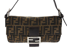 Load image into Gallery viewer, 極美品 FENDI フェンディ マンマバケット ワンショルダーバッグ 26424 ズッカ柄 キャンバス レザー ブラウン シルバー金具 中古 4b007444