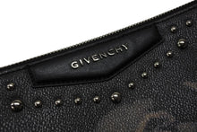 Load image into Gallery viewer, 極美品 Givenchy ジバンシー ロットワイラー スタッド クラッチバッグ ブラック レザー シルバー金具 中古 4b007465