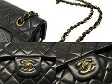 Load image into Gallery viewer, 極美品 CHANEL シャネル マトラッセ25 Wフラップ Wチェーンショルダーバッグ 3番台 ラムスキン ココマーク ブラック ゴールド金具 中古 4b007492