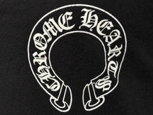 Load image into Gallery viewer, 極美品 CHROME HEARTS クロムハーツ V字ネック 半袖Ｔシャツ ホースシュー U.S.A製 コットン ブラック ホワイト サイズS 中古 4b007600