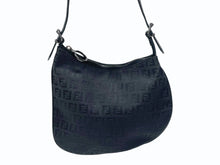 Load image into Gallery viewer, 極美品 FENDI フェンディ ズッカ柄 マンマホーボーバッグ ワンショルダーバッグ キャンバス レザー ブラック ブラックメタル金具 中古 4b007625