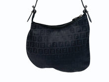 Load image into Gallery viewer, 極美品 FENDI フェンディ ズッカ柄 マンマホーボーバッグ ワンショルダーバッグ キャンバス レザー ブラック ブラックメタル金具 中古 4b007625
