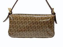 Load image into Gallery viewer, 極美品 FENDI フェンディ ズッキーノ柄 マンマバケット ワンショルダーバッグ エナメル レザー ブラウン ベージュ ゴールド金具 中古 4b007627