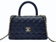Load image into Gallery viewer, 新品同様 CHANEL シャネル トップハンドル フラップバッグ ランダム番台 2WAY ココマーク キャビアスキン ネイビー ゴールド金具 中古 4b007648