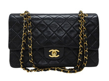 Load image into Gallery viewer, CHANEL シャネル マトラッセ25 Wフラップ Wチェーンショルダーバッグ 2番台 ラムスキン ココマーク ブラック ゴールド金具 美品 中古 4b007650