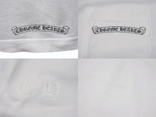 Load image into Gallery viewer, CHROME HEARTS クロムハーツ スクラロールラベル 半袖Ｔシャツ ホワイト ブラック コットン L 美品 中古 4b007685