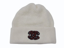 Load image into Gallery viewer, 極美品 CHANEL シャネル 23AW CC Logo Beanie CCロゴ ビーニー AA6880 ココマーク カシミヤ アイボリー ジェニー着用モデル 中古 4b007699