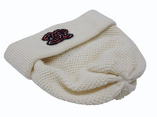 Load image into Gallery viewer, 極美品 CHANEL シャネル 23AW CC Logo Beanie CCロゴ ビーニー AA6880 ココマーク カシミヤ アイボリー ジェニー着用モデル 中古 4b007699