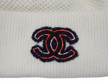 Load image into Gallery viewer, 極美品 CHANEL シャネル 23AW CC Logo Beanie CCロゴ ビーニー AA6880 ココマーク カシミヤ アイボリー ジェニー着用モデル 中古 4b007699