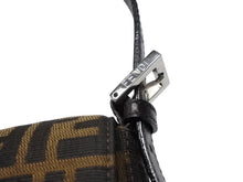 Load image into Gallery viewer, 極美品 FENDI フェンディ マンマバケット ワンショルダーバッグ 26424 ズッカ柄 キャンバス レザー ブラウン シルバー金具 中古 4b007739