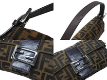 Load image into Gallery viewer, 極美品 FENDI フェンディ マンマバケット ワンショルダーバッグ 26424 ズッカ柄 キャンバス レザー ブラウン シルバー金具 中古 4b007739