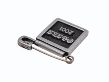 Load image into Gallery viewer, CHROME HEARTS クロムハーツ フレームド ピンバッチ 2001年 大阪限定 シルバー925 9,0g 美品 中古 4b007766