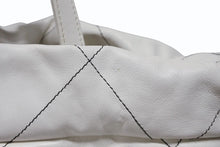 Load image into Gallery viewer, CHANEL シャネル CHANEL22 チェーンショルダーリュック ラージ 2WAY AS3313 ランダム番台 カーフ ココマーク ホワイト 美品 中古 4b007871