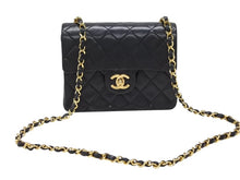 Load image into Gallery viewer, 極美品 CHANEL シャネル ミニマトラッセ 17 Sフラップ Sチェーンショルダーバッグ A1900 0番台 ココマーク ラムスキン 中古 4b007874