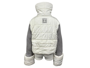 極美品 CHANEL シャネル スポーツライン 切り替え ニットダウンジャケット P16399W02678 サイズ38 ココマーク ホワイト グレー 中古 4b007888
