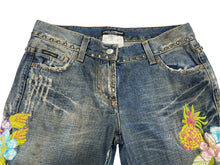 Load image into Gallery viewer, DOLCE&amp;GABBANA ドルチェアンドガッバーナ レアモデル ヴィンテージデニムパンツ クラッシュ加工 スタッズ 刺繍 コットン サイズ40 美品 中古 4b007916