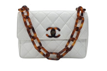 Load image into Gallery viewer, CHANEL シャネル マトラッセ シングルフラップ シングルチェーン トータスシェル ショルダーバッグ ラムスキン ホワイト 美品 中古 4b007942