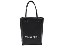 Load image into Gallery viewer, 極美品 CHANEL シャネル スモール トート エッセンシャル 12番台 A46880 ラムスキン ロゴ ブラック シルバー金具 中古 4b007948