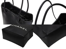 Load image into Gallery viewer, 極美品 CHANEL シャネル スモール トート エッセンシャル 12番台 A46880 ラムスキン ロゴ ブラック シルバー金具 中古 4b007948